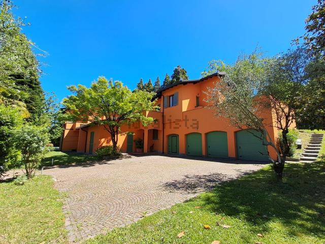 Case e ville in vendita di 245 m² in Via Mirabello, 1
