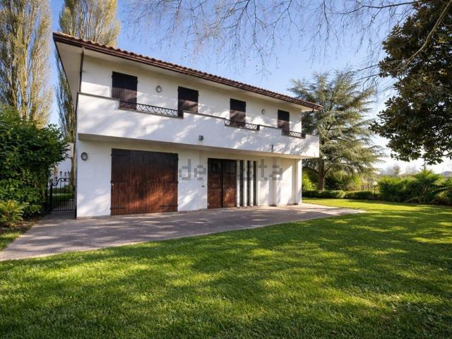 Case e ville in vendita di 245 m² in Via Vetta