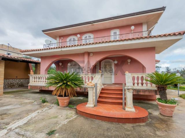Case e ville in vendita di 246 m² in Via Altofonte, 221