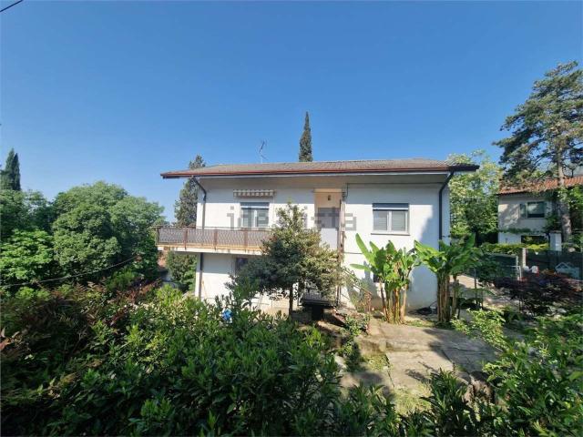 Case e ville in vendita di 246 m² in Via dei Pini, 19