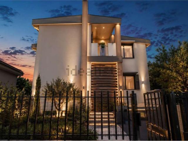 Case e ville in vendita di 304 m² in Via E. Pais
