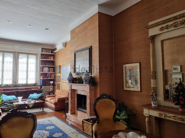 Case e ville in vendita di 246 m² in Via Nino dall&apos Oro