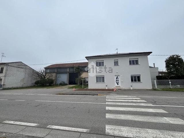 Case e ville in vendita di 246 m² in Via Savarna, 101