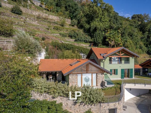 Case e ville in vendita di 246 m² in Via Panorama, 14
