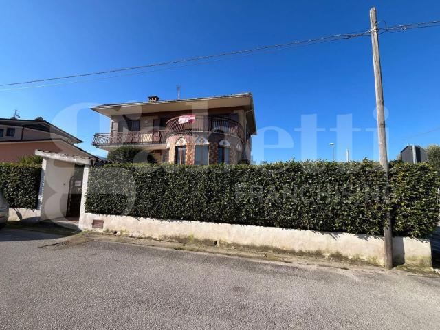 Case e ville in vendita di 247 m² in Via Giacomo Matteotti