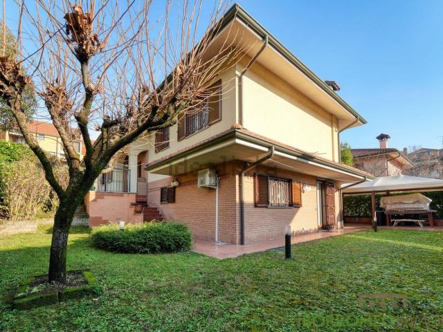 Case e ville in vendita di 247 m² in Via Eugenio Montale, 8