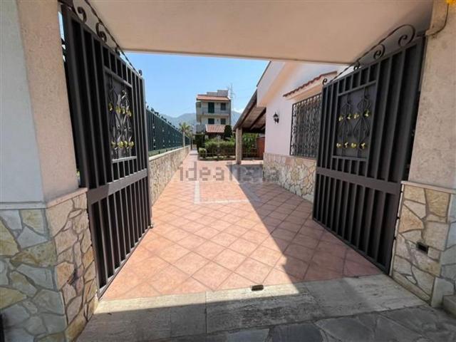 Case e ville in vendita di 247 m² in Via Sambucia