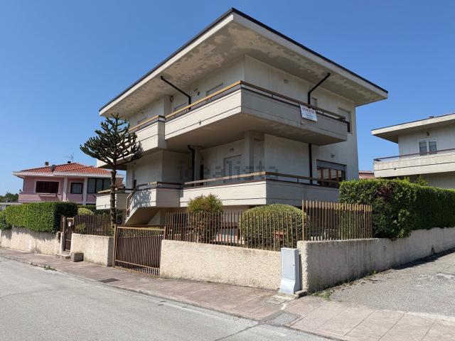 Case e ville in vendita di 247 m² in Viale Ippocrate