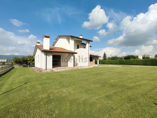 Case e ville in vendita di 248 m² in Via breganzina