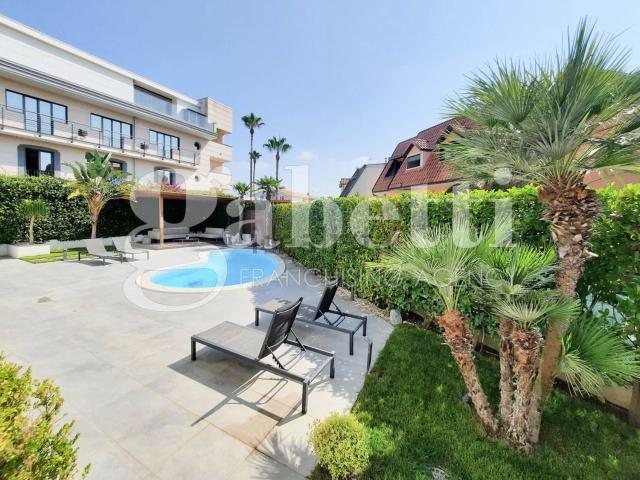 Case e ville in vendita di 248 m² in Via Domitiana, 75