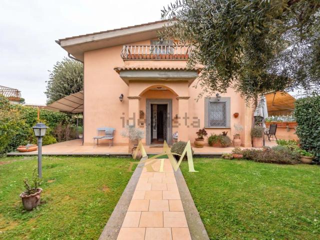 Case e ville in vendita di 248 m² in Via delle Grotte, 4