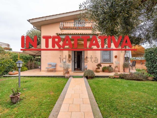 Case e ville in vendita di 248 m² in Via delle Grotte, 4