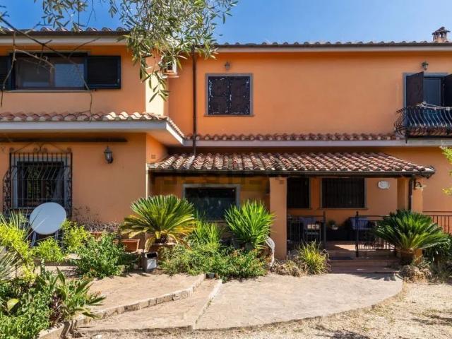 Case e ville in vendita di 248 m² in Via Presciano