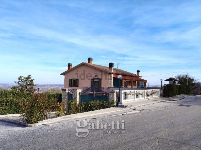 Case e ville in vendita di 248 m² in Contrada Colle Serano