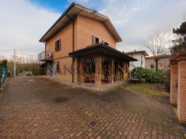 Case e ville in vendita di 249 m² in Via Claudia