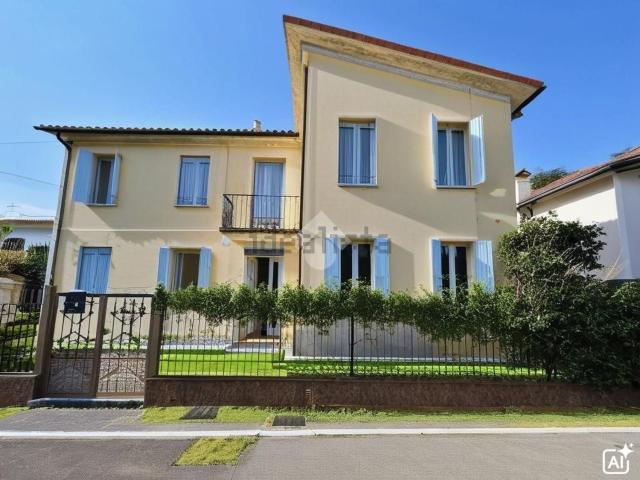 Case e ville in vendita di 249 m² in Via Don Luigi Castagna, 5
