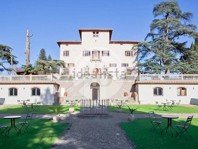 Case e ville in vendita di 2500 m²