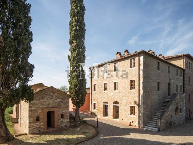 Case e ville in vendita di 2500 m² in Strada Statale 73 Senese Aretina
