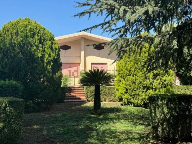 Case e ville in vendita di 2500 m² in Via Modica Giarratana, 119