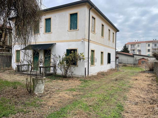 Case e ville in vendita di 250 m² in Via 25 Aprile, 34