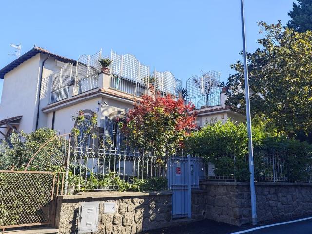 Case e ville in vendita di 250 m² in Via Col Moschin