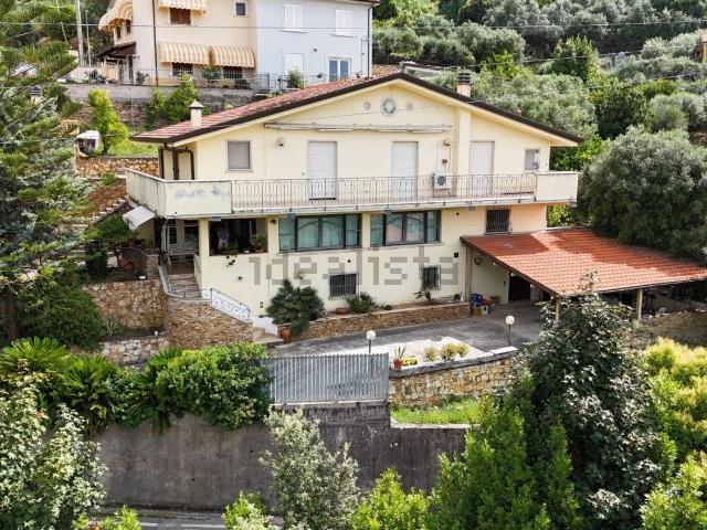Case e ville in vendita di 250 m² in Via Colle Tondo