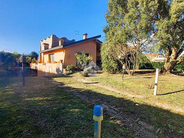 Case e ville in vendita di 250 m² in Via Cattolica, 17