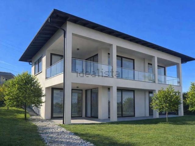 Case e ville in vendita di 250 m² in Via Cadore, 8