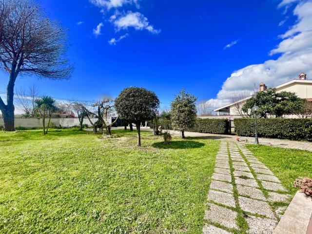 Case e ville in vendita di 250 m² in Via Carlo Calcaterra, 91