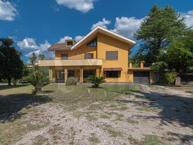 Case e ville in vendita di 250 m² in Via Casilina, 2483