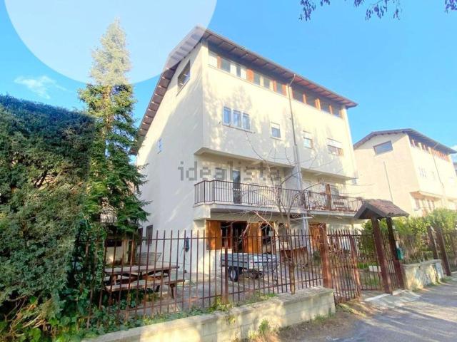 Case e ville in vendita di 250 m² in Via Cerri