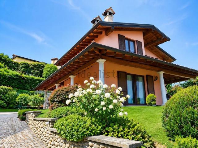 Case e ville in vendita di 250 m² in Via Circonvallazione