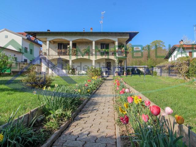 Case e ville in vendita di 250 m² in Via A. Macchi, 35