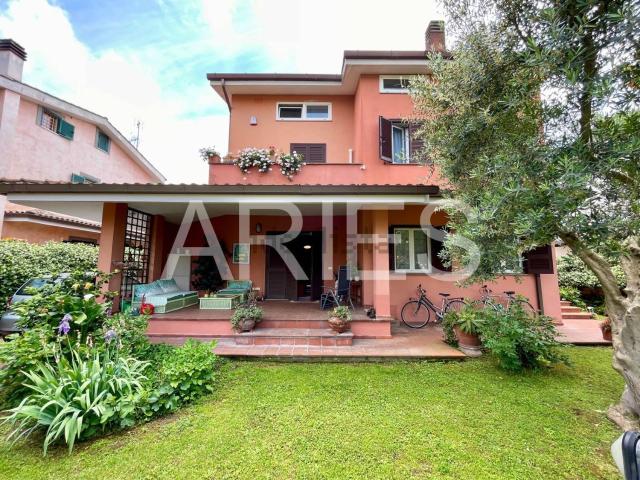 Case e ville in vendita di 250 m² in Via Apollonio Pergeo, 6