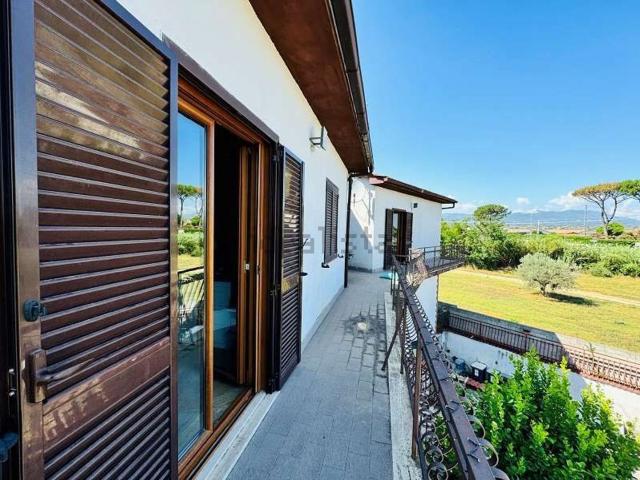 Case e ville in vendita di 250 m² in Via Astura, 116