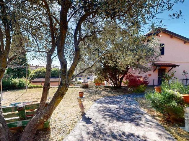 Case e ville in vendita di 250 m² in Via Assisana, 63