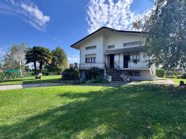 Case e ville in vendita di 250 m² in Via Bosco, 1