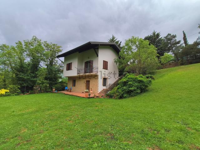 Case e ville in vendita di 250 m² in Via Bosco Li Foj