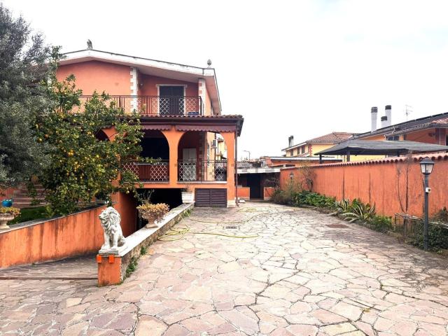 Case e ville in vendita di 250 m² in Via Ballao