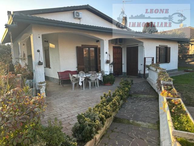 Case e ville in vendita di 250 m² in Via G. Matteotti, 141