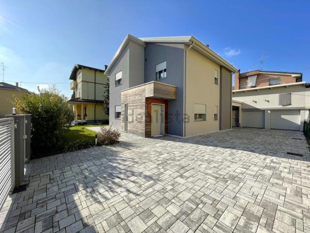 Case e ville in vendita di 250 m² in Via G. Matteotti, 82
