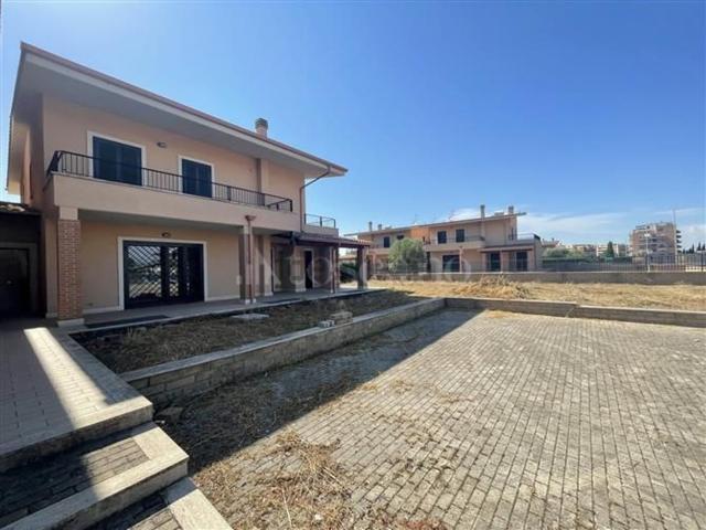 Case e ville in vendita di 250 m² in Via Giuseppe Saracco