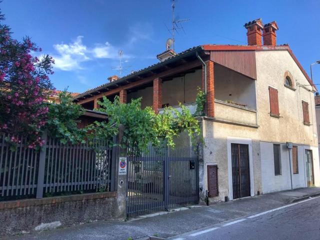 Case e ville in vendita di 250 m² in Via Giuseppina, 83