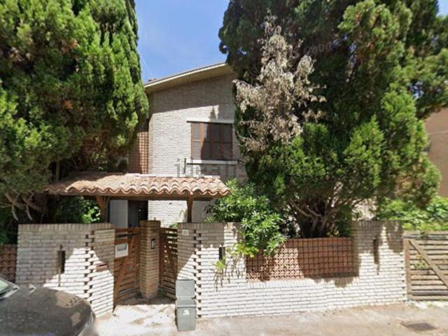 Case e ville in vendita di 250 m² in Via Giacomo Puccini, 20