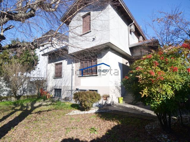 Case e ville in vendita di 250 m² in Via Gioacchino Rossini, 43