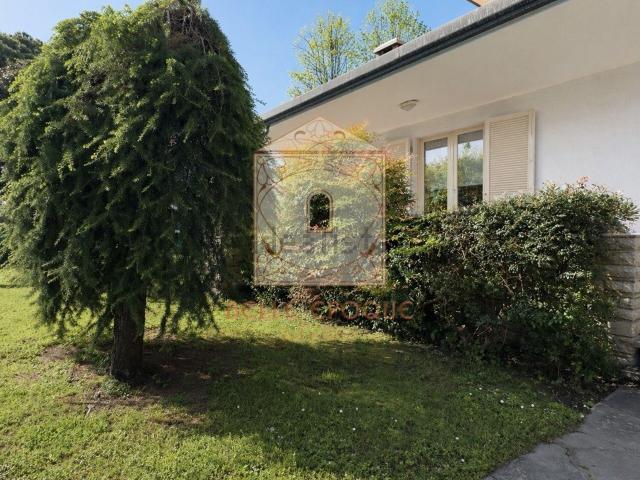 Case e ville in vendita di 250 m² in Via Giosuè Carducci, 18