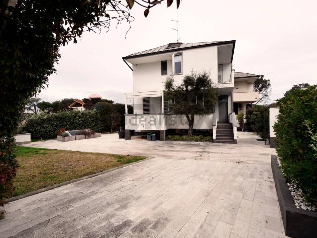 Case e ville in vendita di 250 m² in Via Giovanni Gentile, 87