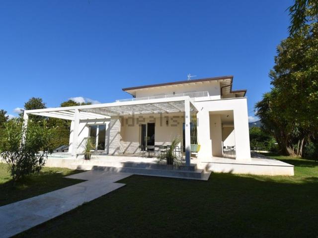 Case e ville in vendita di 250 m² in Via Donatello