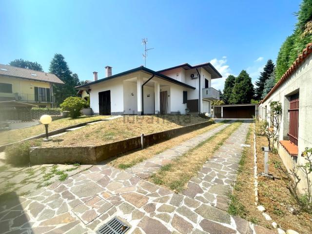 Case e ville in vendita di 250 m² in Via dei Pini, 10