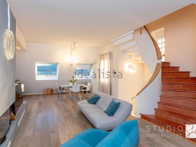 Case e ville in vendita di 250 m² in Via dei Salici